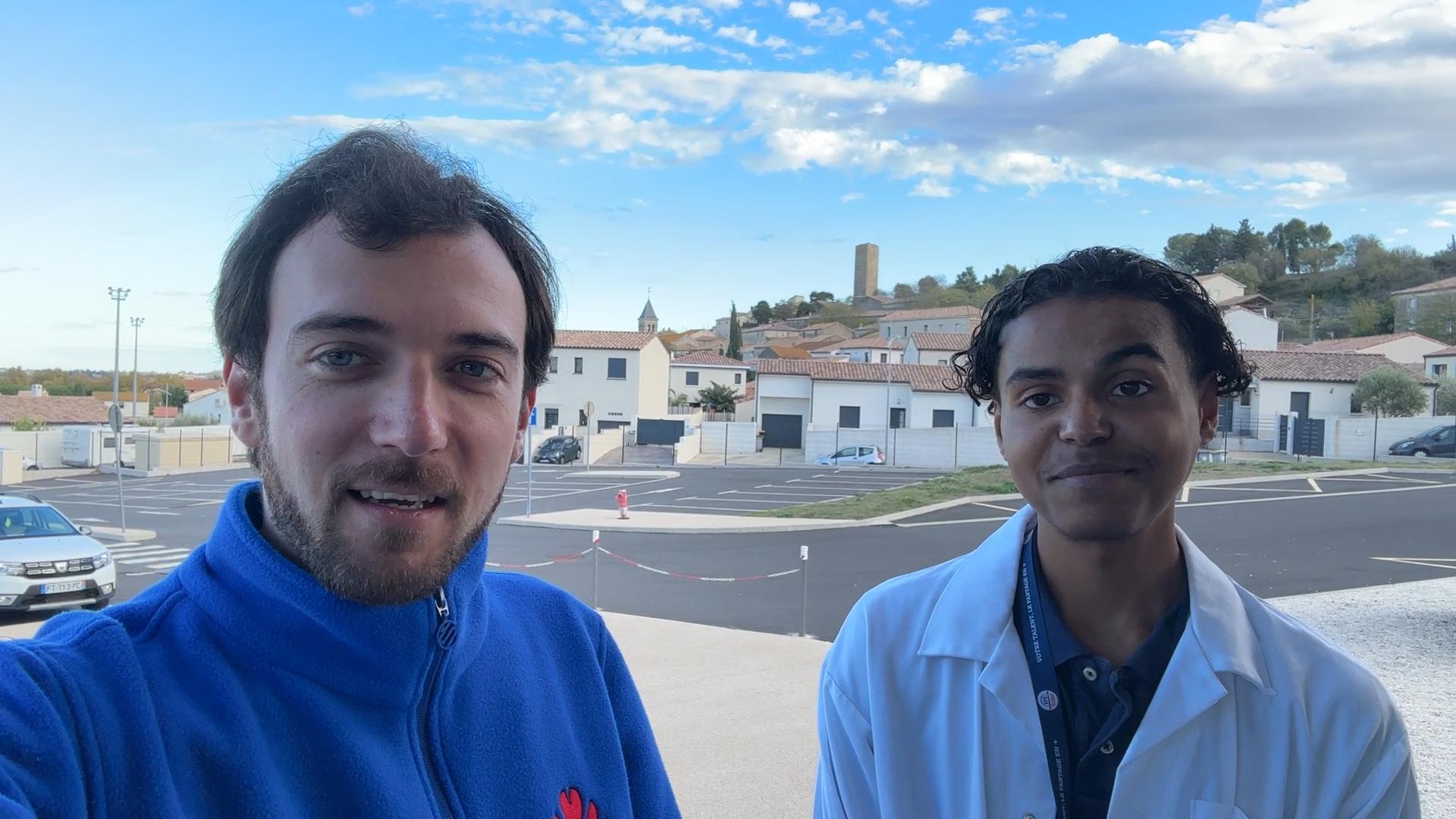 Axel peyric tortes et axel ningatole a la salle claude nougaro avec la tour de montady en arriere plan