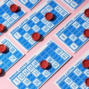 Carton de jeu bleu et blanc et pions loto