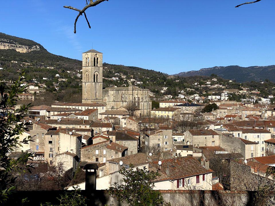 Eglise de lodeve avec le village vue de face et la montagne en arriere plan