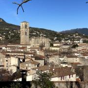 Eglise de lodeve avec le village vue de face et la montagne en arriere plan