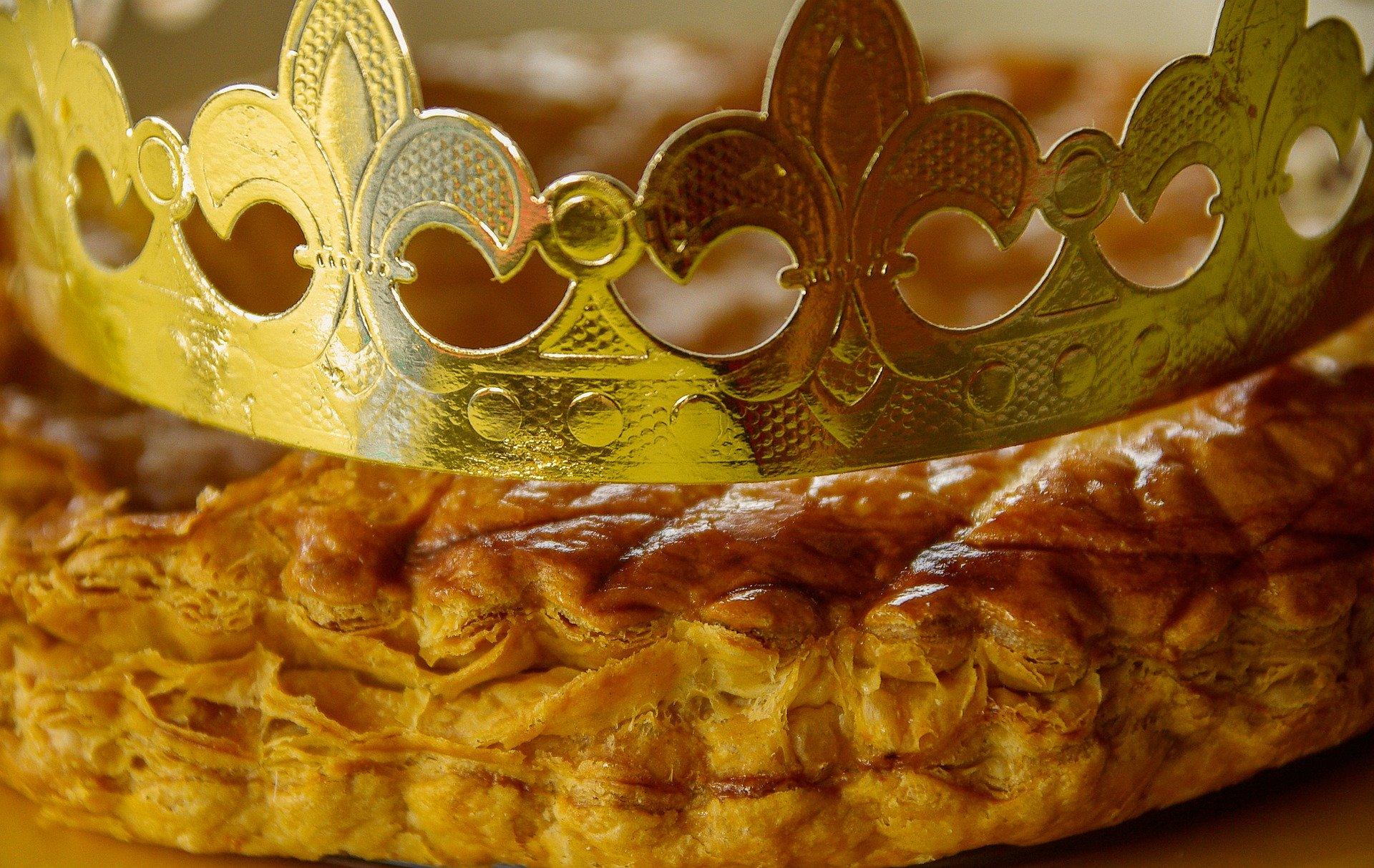 Galette des rois avec couronne vue de face