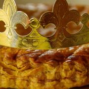 Galette des rois avec couronne vue de face