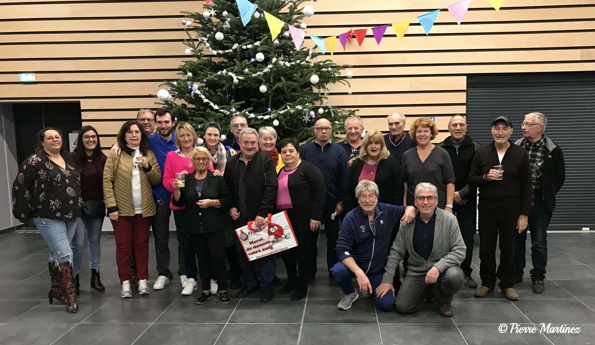 Membres du ca adsbm devant le sapin salle claude nougaro montady 20 decembre 2022